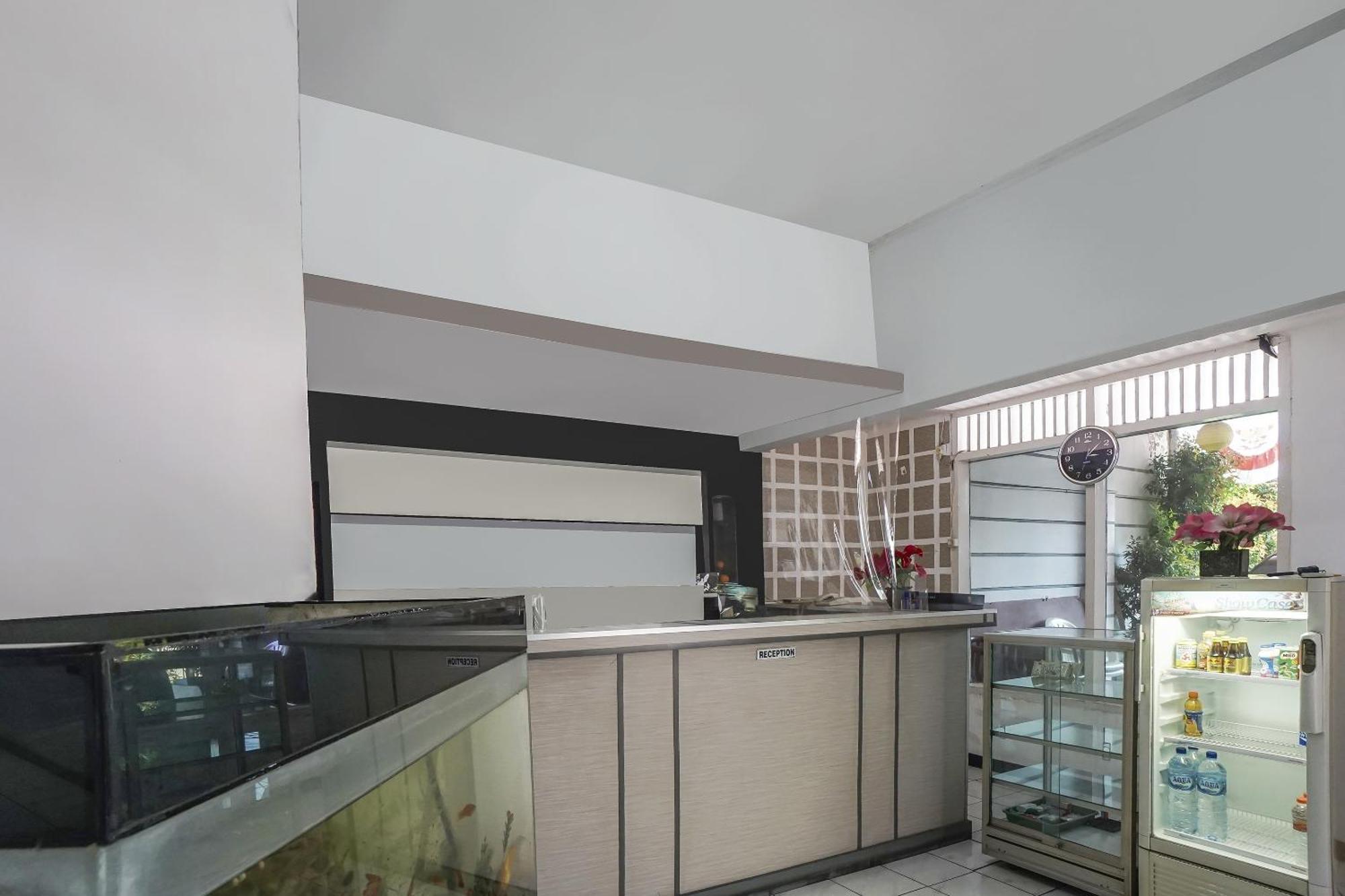 Oyo 91084 Oke Guest House Malang Exterior photo