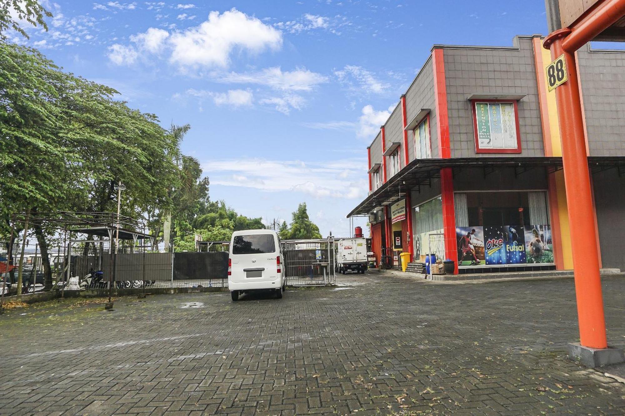 Oyo 91084 Oke Guest House Malang Exterior photo