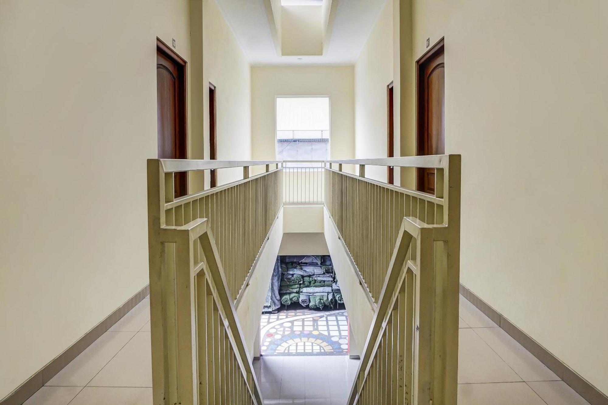 Oyo 91084 Oke Guest House Malang Exterior photo